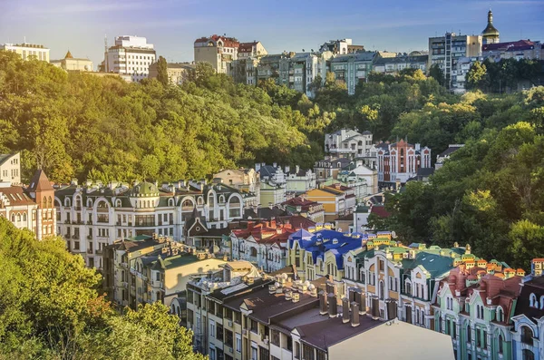 Kiev. Ukrayna. Renkli Kiev Vozdvizhenka bölümü evler