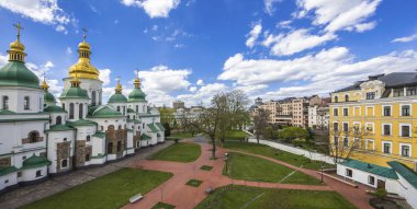 Kiev güneşli gün panorama adlı ünlü St. Sophia Katedrali