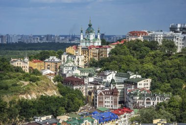 Kiev. Ukrayna. Renkli Kiev Vozdvizhenka bölümü evler