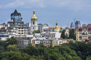 Tepedeki Kiev kiliselerinin havadan görünüşü, Ukrayna, Kyiv şehri.