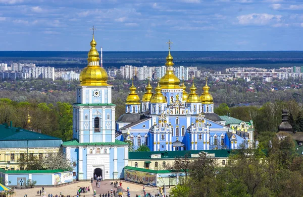 Kiev, Ukrayna. Cupolas St. Michael'ın Golden-Domed Manastırı ve nehir Dniepr panoramik şehir görüntülemek