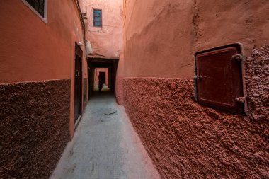 Marakeş, Fas kırmızı Imperial şehir sokakta.