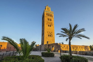 Koutoubia cami minaresi bulunan Medine Marakeş, Fas dörtte
