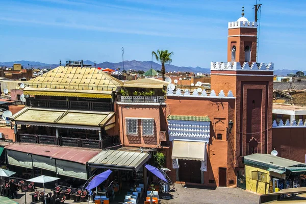 Jamaa el Fna market square, Marakeş, Fas, Kuzey Afrika. Jemaa el Fnaa, Djema el-Fna veya Djemaa el-Fnaa Marrakesh'ın Medine çeyreğinde bir ünlü Meydanı ve pazar yeri olduğunu.