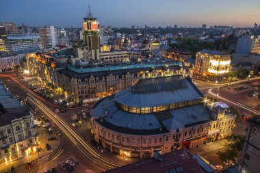 Akşam Bessarabska meydanında Kiev merkezi panoramik görünümüne. Kiev, Ukrayna. En popüler Arena şehir burası.