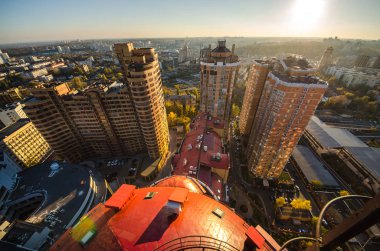 Turuncu günbatımı ve bulut cityscape Kiev, Ukrayna, Avrupa üzerinden