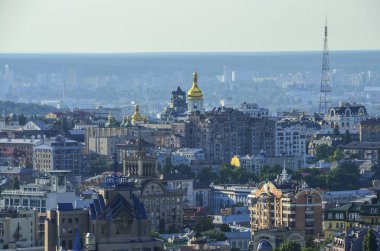 Kiev. Ukrayna. Panorama adlı gün Kiev mavi gökyüzü ile