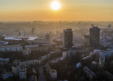 Turuncu günbatımı ve bulut cityscape Kiev, Ukrayna, Avrupa üzerinden