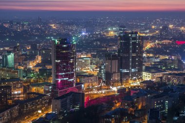 Gece Kiev şehir manzaralı, modern bulding Kiev, Ukrayna Panoraması