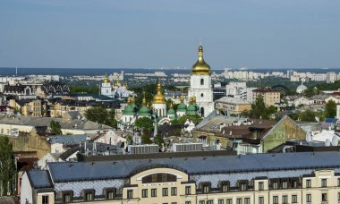 Kiev. Ukrayna. Panorama adlı gün Kiev mavi gökyüzü ile