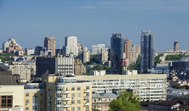 Kiev. Ukrayna. Panorama adlı gün Kiev mavi gökyüzü ile