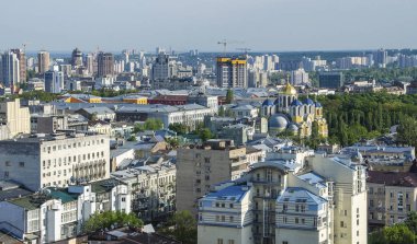 Havadan görünümü nehrinde Dnepr yeşil Obolon Kiev şehir alanının içinde. Uçan robot kamera çekim. Güneşli bir gün güzel Güney Avrupa doğada
