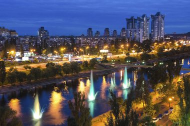 Gece Kiev şehir merkezi manzaralı yükseklikten, Kiev, Ukrayna