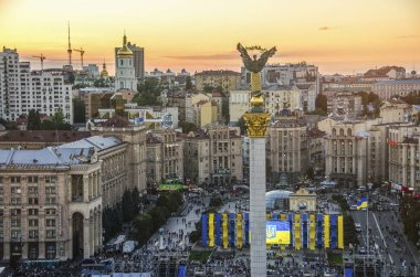 Bir kuş bakışı manzaralar manzara sokak Khreshchatyk'a ve Bağımsızlık Meydanı Kiev. Günbatımı zaman Bağımsızlık Anıtı