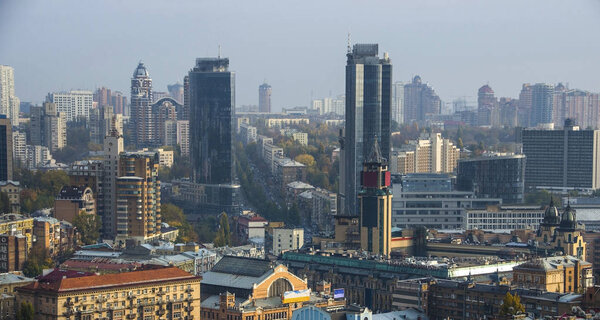 Панорама центра города Киева, деловой город Киева, Украина. Старая и современная архитектура в столице Украины, красивый пейзаж центра Киева
