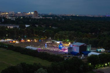 Kiev, Ukrayna - 04 Temmuz 2018: Atlas yüksekliği görünümünden Ulusal Expocenter Festivali hafta sonu. Ana sahne Atlas hafta sonu 2018 havadan görünümü