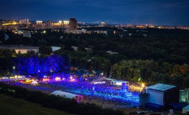 Kiev, Ukrayna - 04 Temmuz 2018: Atlas yüksekliği görünümünden Ulusal Expocenter Festivali hafta sonu. Ana sahne Atlas hafta sonu 2018 havadan görünümü