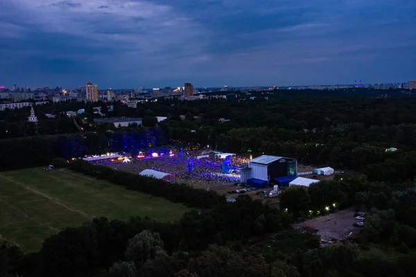 Kiev, Ukrayna - 04 Temmuz 2018: Atlas yüksekliği görünümünden Ulusal Expocenter Festivali hafta sonu. Ana sahne Atlas hafta sonu 2018 havadan görünümü