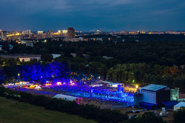 Kiev, Ukrayna - 04 Temmuz 2018: Atlas yüksekliği görünümünden Ulusal Expocenter Festivali hafta sonu. Ana sahne Atlas hafta sonu 2018 havadan görünümü