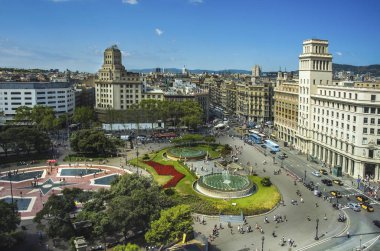 Placa Catalunya Barcelona, İspanya hava görünümünü 17 Ağustos 2012 tarihinde. Bu kare şehir merkezi olarak kabul edilir ve bazı en önemli caddelerinden orada karşılamak
