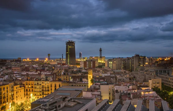 Barselona manzarası panorama adlı gece görünümü, İspanya