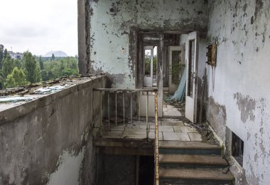Boş koridor açık pencereyi üst Pripyat ile terk