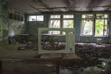 Pripyat hayalet kasabasında orta okul No. 3 ' te sandalye ve eski TV, Yabancilaşma Chernobyl nükleer santrali bölgesi, Ukrayna