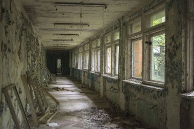 Boş koridor açık pencereyi üst Pripyat ile terk