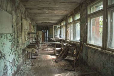 Boş koridor açık pencereyi üst Pripyat ile terk