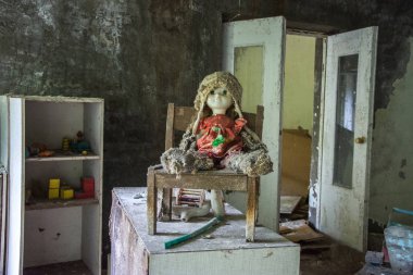 bir oyuncak bebek bebek bir yatakta Pripyat, Çernobil, Ukrayna bina terk edilmiş bir anaokulunda oturma
