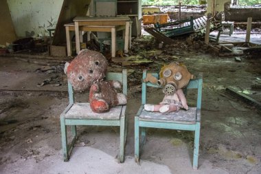bir oyuncak bebek bebek bir yatakta Pripyat, Çernobil, Ukrayna bina terk edilmiş bir anaokulunda oturma