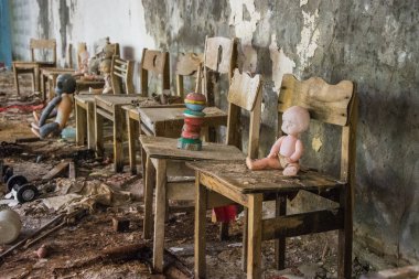 bir oyuncak bebek bebek bir yatakta Pripyat, Çernobil, Ukrayna bina terk edilmiş bir anaokulunda oturma