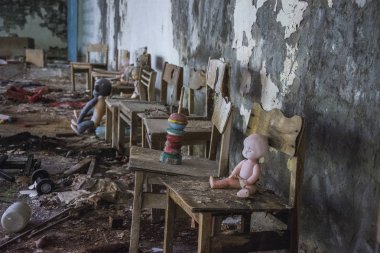 bir oyuncak bebek bebek bir yatakta Pripyat, Çernobil, Ukrayna bina terk edilmiş bir anaokulunda oturma