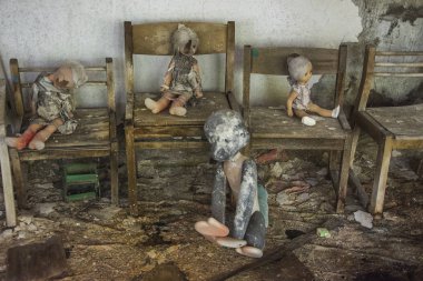 bir oyuncak bebek bebek bir yatakta Pripyat, Çernobil, Ukrayna bina terk edilmiş bir anaokulunda oturma
