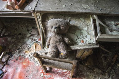 bir oyuncak bebek bebek bir yatakta Pripyat, Çernobil, Ukrayna bina terk edilmiş bir anaokulunda oturma