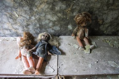 bir oyuncak bebek bebek bir yatakta Pripyat, Çernobil, Ukrayna bina terk edilmiş bir anaokulunda oturma