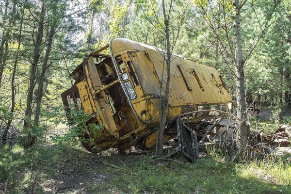 Verlassener Und Rostiger Bus Auf Einem Feld Einem Sonnigen Tag — Stockfoto