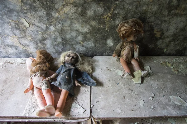 Bebê Boneco Brinquedo Sentado Uma Cama Prédio Abandonado Jardim Infância Fotos De Bancos De Imagens Sem Royalties