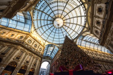 Noel ağacı Galleria Vittorio Emanuele II, dünyanın en eski alışveriş merkezlerinden biri. Galeri 1865 ve 1877 arasında Giuseppe Mengoni tarafından inşa edilmiştir