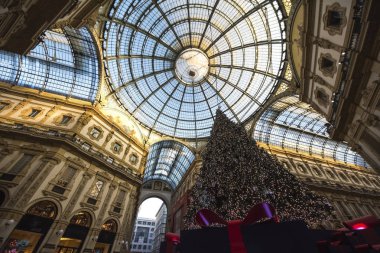 Noel ağacı Galleria Vittorio Emanuele II, dünyanın en eski alışveriş merkezlerinden biri. Galeri 1865 ve 1877 arasında Giuseppe Mengoni tarafından inşa edilmiştir