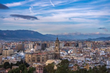 Marina bay Malaga şehir güzel gündoğumu gökyüzünde. Güzel vlouds ile çarpıcı pembe ve turuncu deniz manzarası