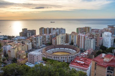 Marina bay Malaga şehir güzel gündoğumu gökyüzünde. Güzel vlouds ile çarpıcı pembe ve turuncu deniz manzarası