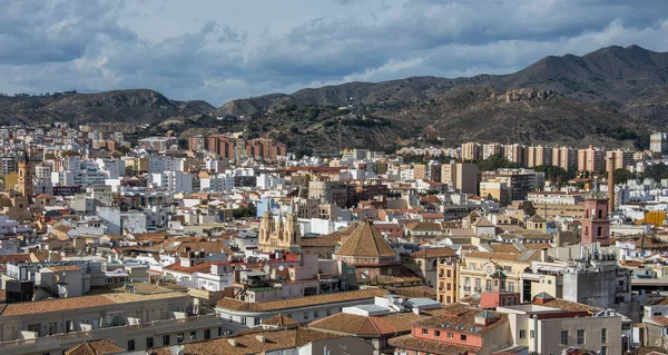 Cityscape Malaga, İspanya'nın havadan görünümü. Malaga Katedrali Andalusia Güney İspanya Malaga şehir Rönesans kilisesidir.