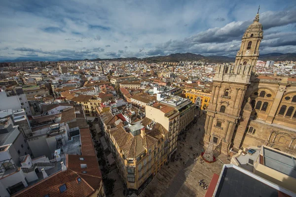 Cityscape Malaga, İspanya'nın havadan görünümü. Malaga Katedrali Andalusia Güney İspanya Malaga şehir Rönesans kilisesidir.