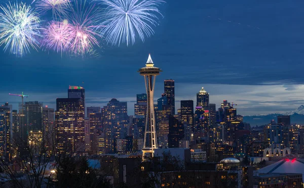 Yeni yıl arifesinde havai fişek Seattle'da. Seattle Noel zamanda