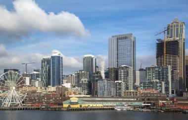 Seattle waterfront ve manzarası, Space Needle gösteren büyük tekerlek dönme dolap ön planda konuşmacı aracılığıyla ile. Geç öğleden sonra altın ışık ile renkli görüntü.