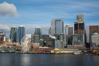 Seattle waterfront ve manzarası, Space Needle gösteren büyük tekerlek dönme dolap ön planda konuşmacı aracılığıyla ile. Geç öğleden sonra altın ışık ile renkli görüntü.