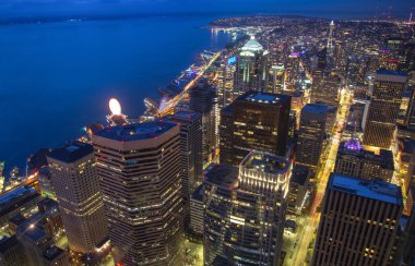 Gece, Seattle, Washington şehir içinde gökdelenler görünümünü. Gece Seattle çatı Panoraması