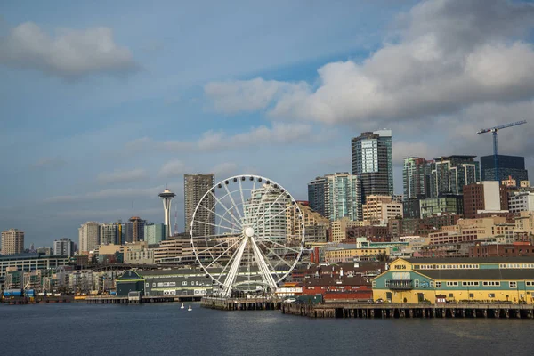 Seattle Waterfront Skyline Met Vertoning Van Space Needle Door Spaken — Stockfoto