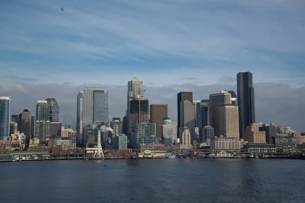 Seattle Skyline Desde Isla Bainbridge Ferry Con Agua — Foto de Stock